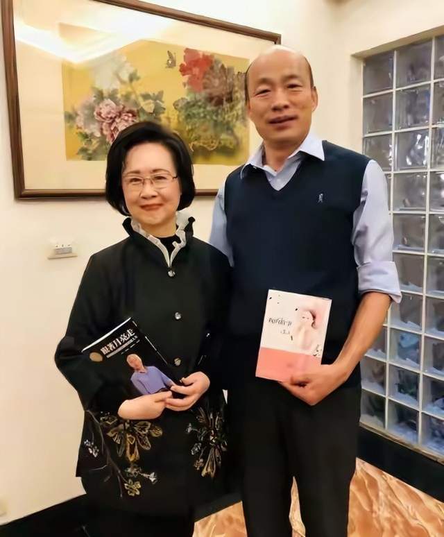 84岁琼瑶和家人罕见同框,穿花衬衫时尚有气质,神采奕奕状态真好_阿姨