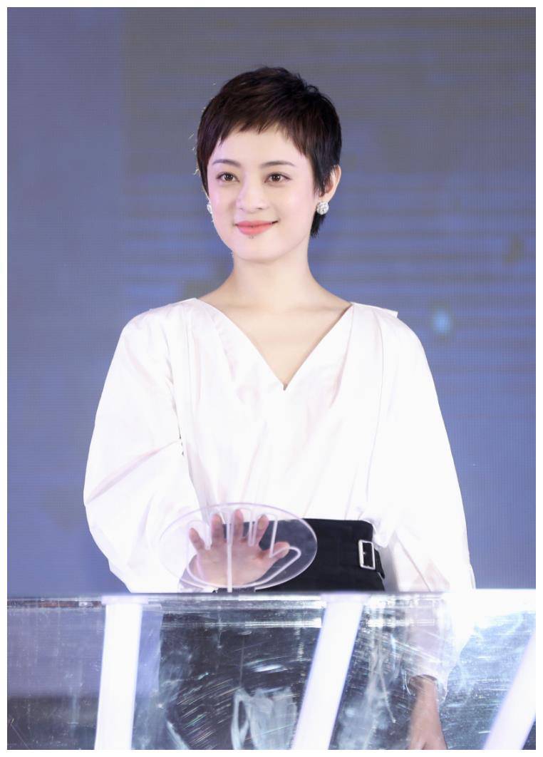 37岁孙俪换新造型现身活动,白色衬衫配黑色半身裙,显得高贵减龄_女性