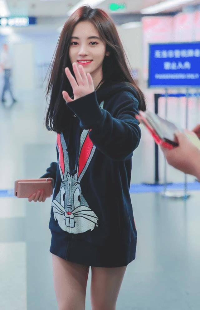 鞠婧祎为证腿长不是全靠ps,就只穿一件卫衣现身,谁料意外潮翻_感觉