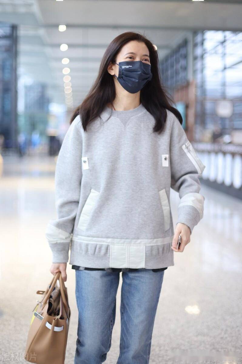 街拍:袁咏仪灰色卫衣 牛仔裤 白色运动鞋简约随性_张智霖_上海_夫妇