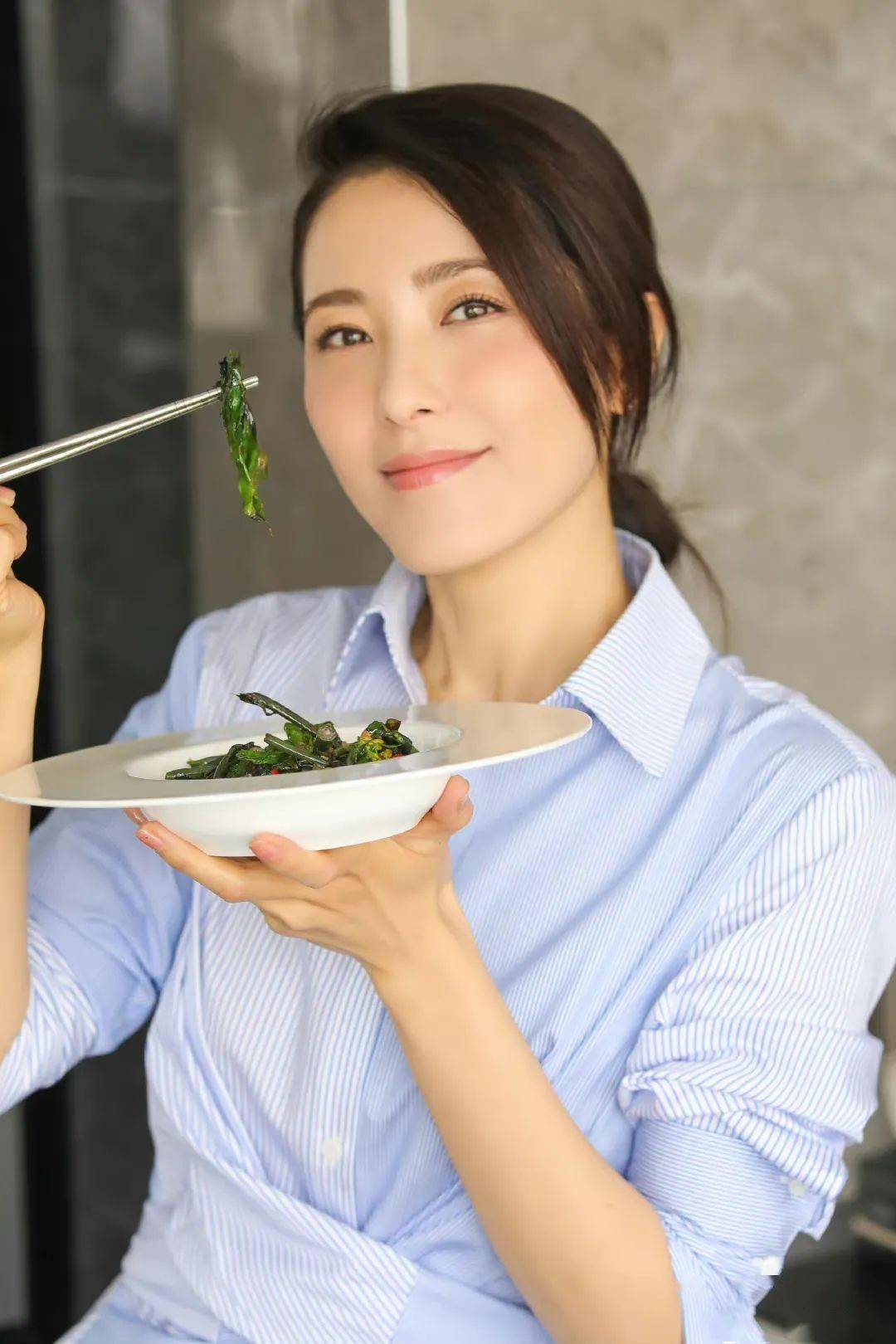 曾黎: 吃素17年, 46岁这颜值太惊艳_素食_生活_微博