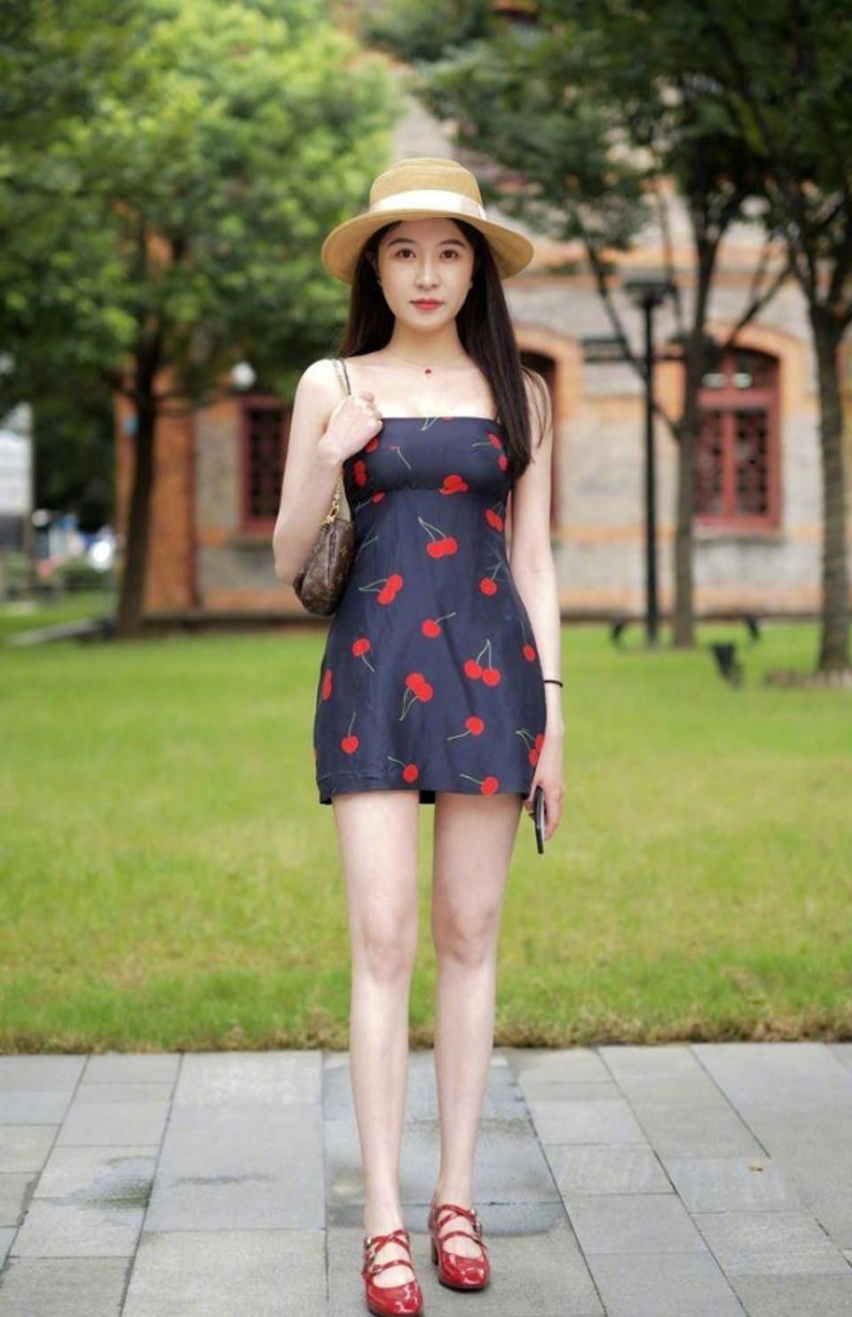 街拍,美女选择了一条黑色吊带裙,看着更是美丽无暇_设计_女生_连衣裙