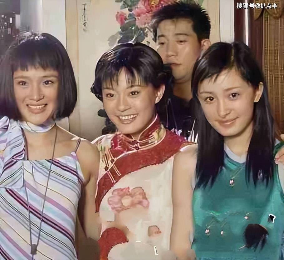 2013年,在拍摄谍战剧《金战》时,周显欣与该剧的制片人卢波互生好感