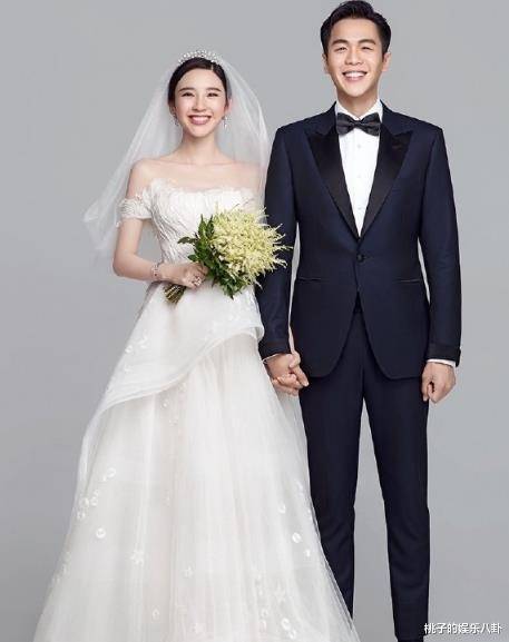 唐艺昕产女后现身,张若昀医院门口派发红包,记者很配合_孩子_样子