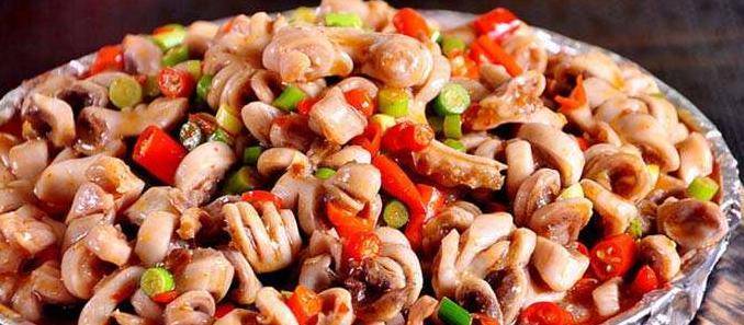 锅里放油烧热,下泡椒末,泡姜粒,泡菜粒,蒜米和子弹头泡椒炒出香味后