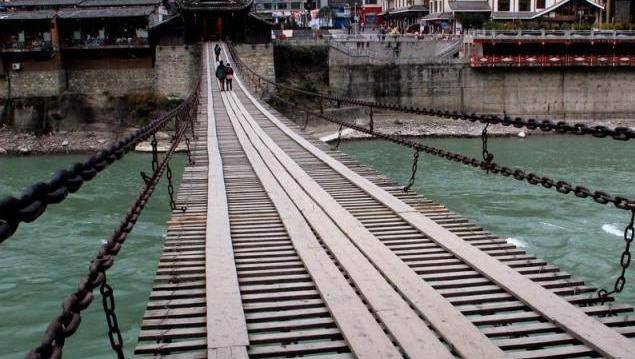 康熙年修建的泸定桥，铁索重40多吨，几百年前是怎样架起来的