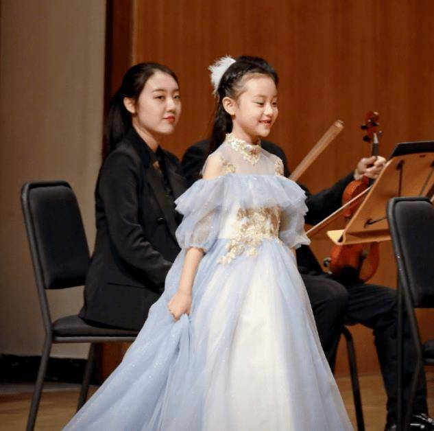 甜馨罕见穿西装变小哥哥!