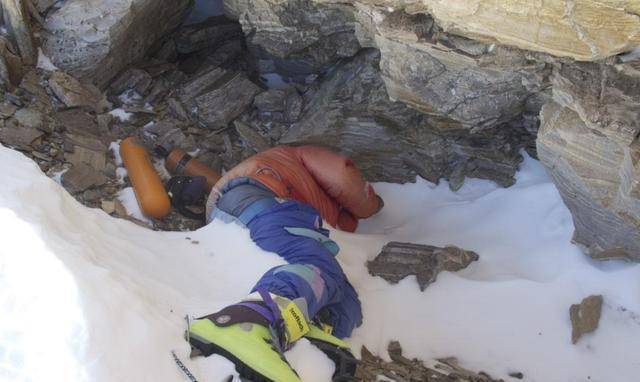 珠峰著名遇难者“绿靴子”，遗体20多年都无人搬下山，这是为何？