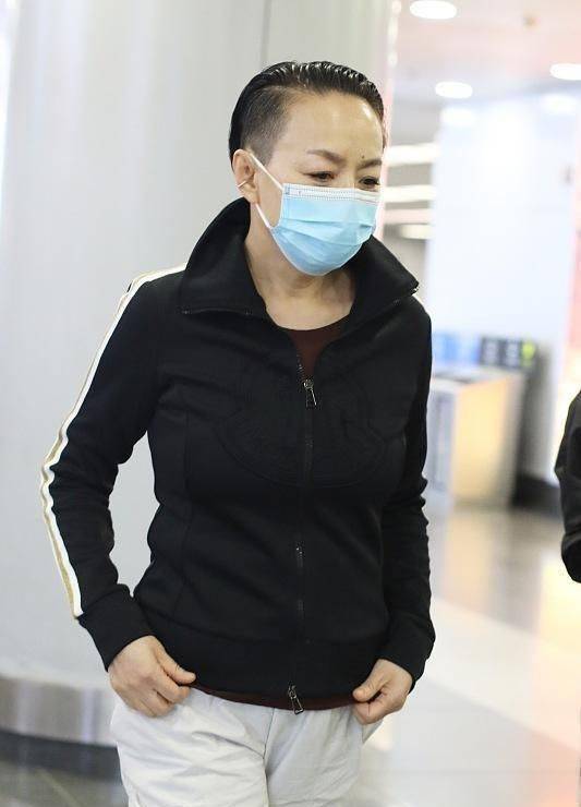 宋丹丹怎么变成这样!变倒八字眉面相都变了,脸年轻手却骗不了人