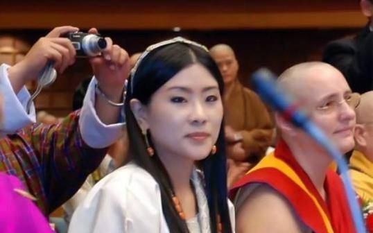 27岁不丹公主结婚！雪域美人身穿中国风婚纱，却被帅气驸马抢镜