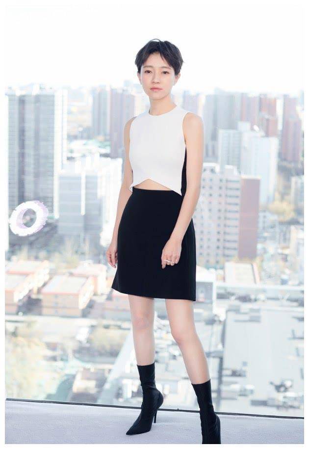 留起大背头的焦俊艳,穿"花衬衫"配牛仔裤亮相,帅到认不出_短发_风格