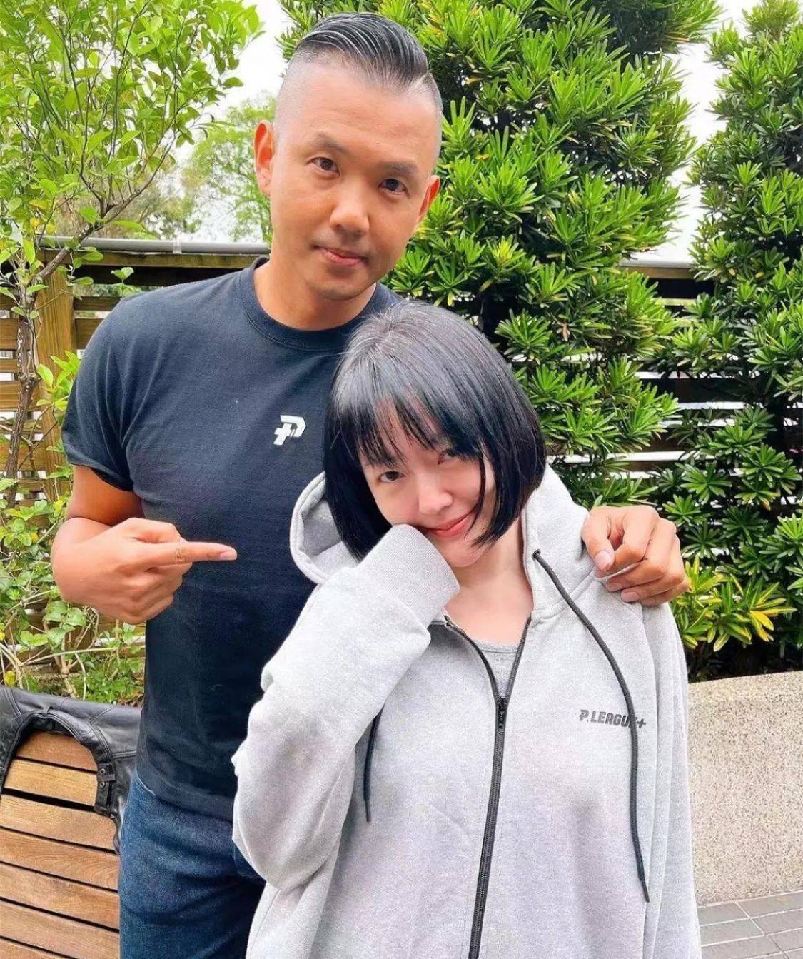 小s陈建州合影没修图,头顶白发抢镜,剪萝莉头也扮不出少女感!