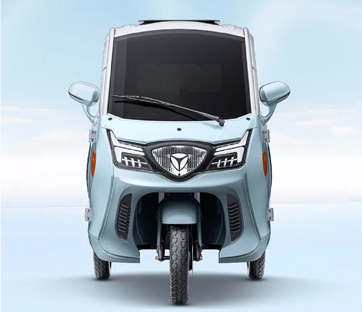 雅迪以每年推出2~3款三轮车的进度在布局三轮篷车,雅迪e300是去年推出