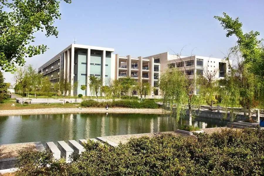 近些年来,已经有多所学院成功更名为大学,比如阜阳师范学院,湖南商