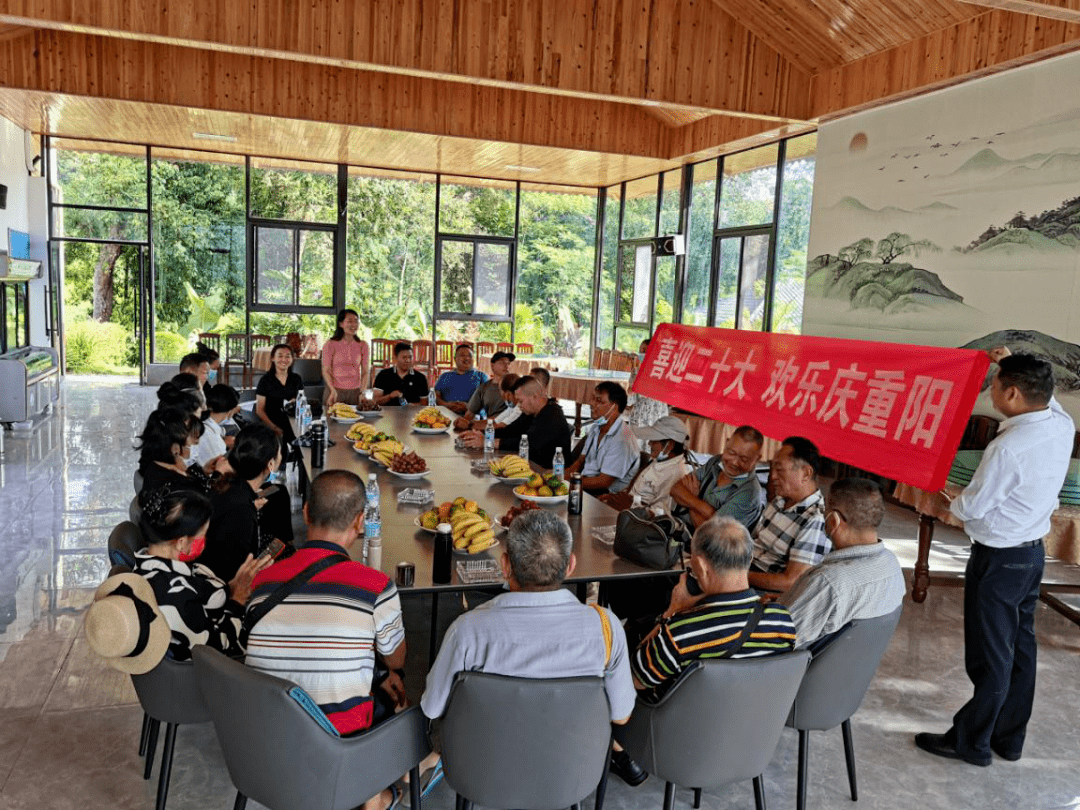 陇川县文化和旅游局组织退休干部开展喜迎二十大欢乐庆重阳活动