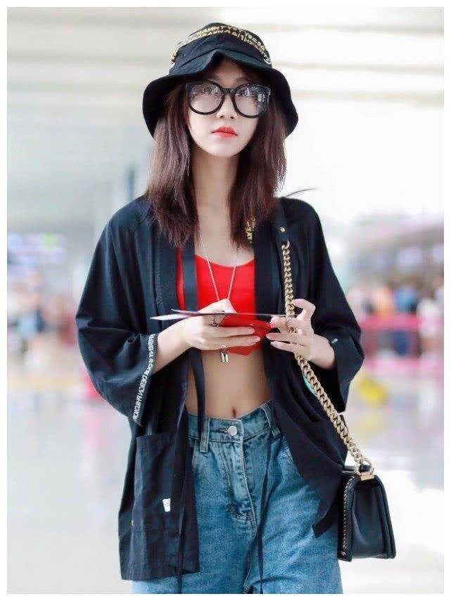 冯薪朵到底有多瘦,我穿上刚好的牛仔裤,她穿上还能塞进一条腿!