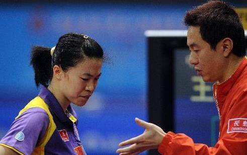 他是曹燕华前夫,曾弃用郭跃,险些毁掉刘诗雯前程,娶小23岁妻子_施之皓