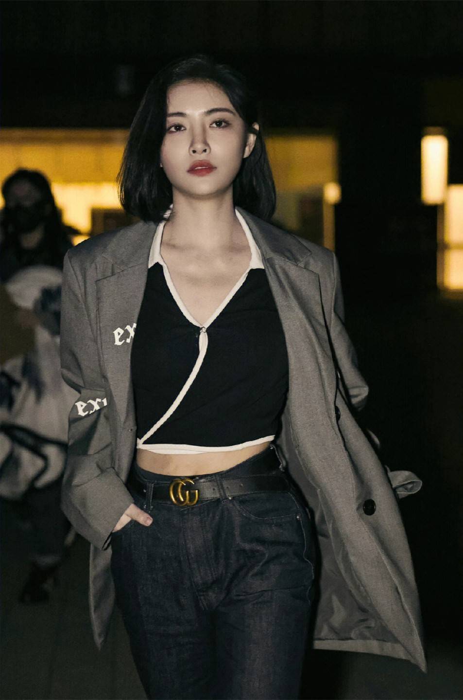 许佳琪酷帅美的造型,一衣多穿混搭风格,既接地气又简约大方_感觉_西服