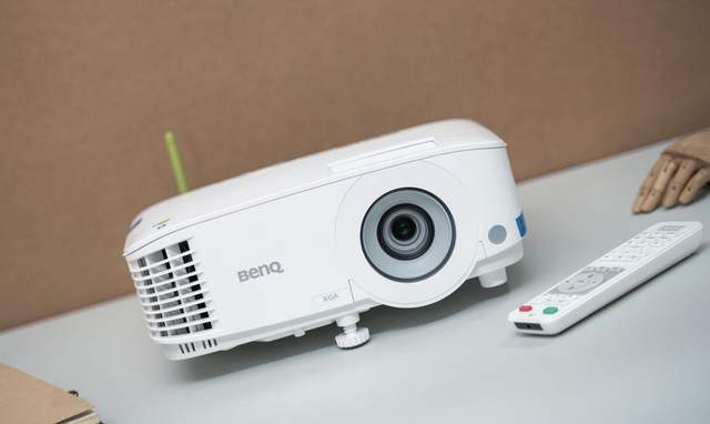 办公娱乐,一机搞定,明基 E520 智能商住投影机评测