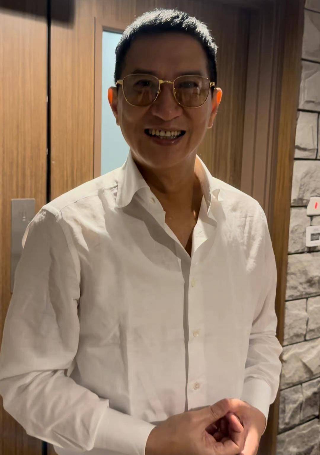 张家辉本尊罕见晒近照,金丝眼镜显贵气,女儿身高赶上妈妈_心情_私生活