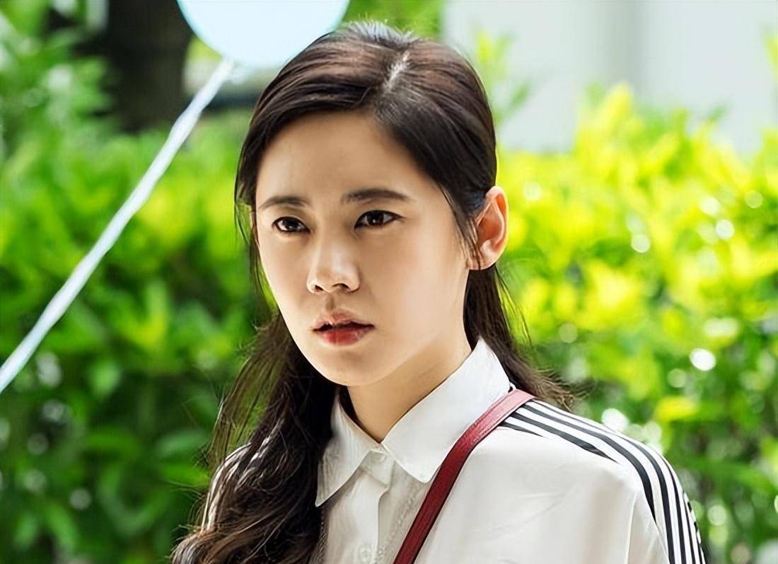 秋瓷炫:劝父母离婚,被骗拍摄不雅写真,39岁高龄生子险些丧命