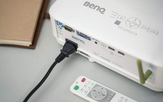 办公娱乐,一机搞定,明基 E520 智能商住投影机评测