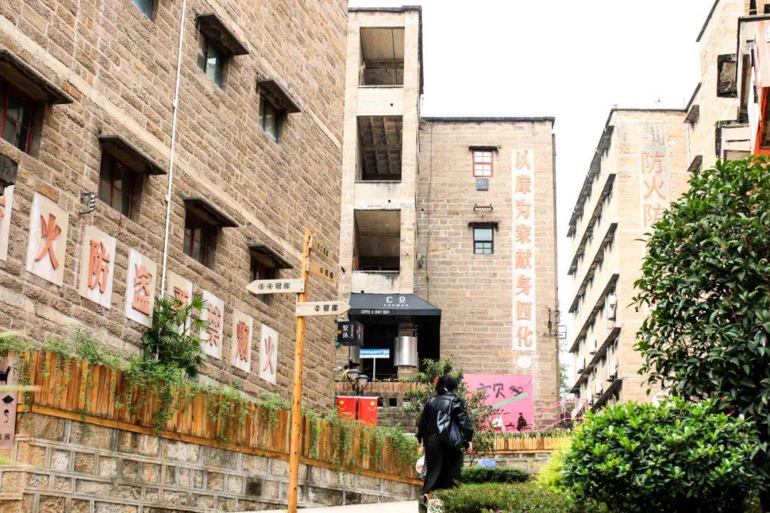 红旗河沟藏着7栋绝美石头房子,让人秒回重庆70年代_金紫山_城市_历史