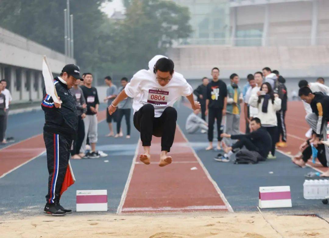 健康始于足下:清华大学,新生赤足运动会如期举行