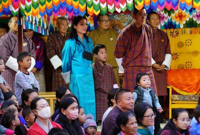 不丹帝后深情对望，32岁佩玛王后笑容浅浅，国王上演“望妻眼”