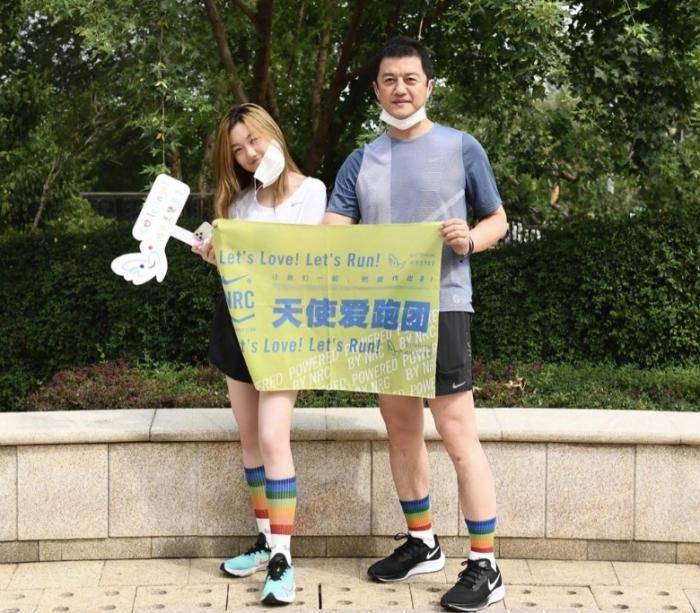 李亞鵬嬌妻出門遛娃,半歲女兒五官秀氣 13 21b6221ecbcf44a59dc43cc8f161ec9d