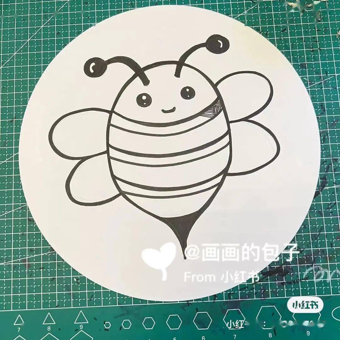 以及两只眼睛还突出了两条长长的触角作者采用了水彩笔勾勒出小蜜蜂的