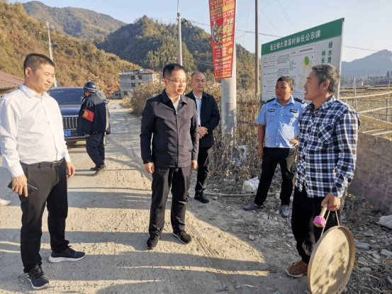 10月18日,县委常委,常务副县长肖明带队到卢峰镇,低庄镇督导森林防