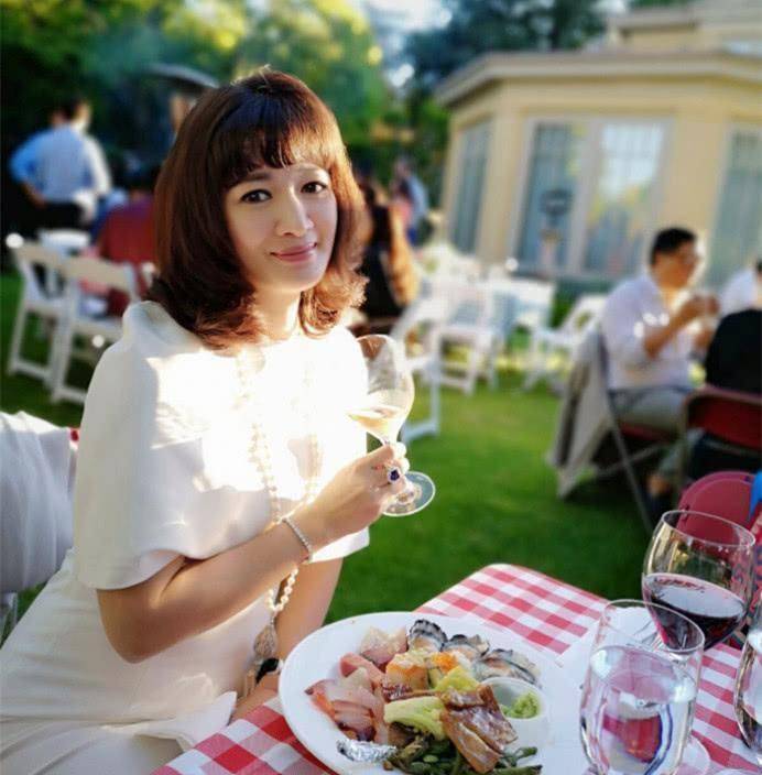 陈少霞穿上旗袍裙,有东方古典韵味,身材圆润很富态!_感觉_裙子_显得