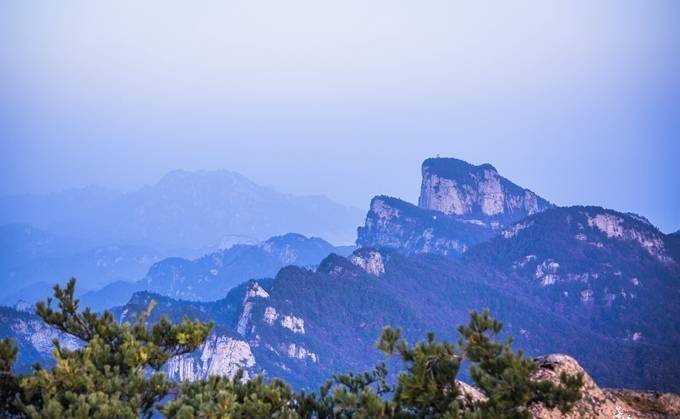 河南洛阳有中原最高山，是看日出的好地方，很多情侣来这里许愿