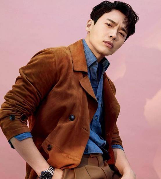 有种"强势回归"叫高云翔,剧照公开帝王造型,难怪38岁也抢手_黑色_显得