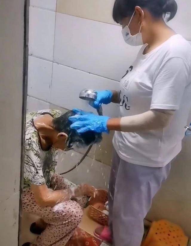 儿媳帮婆婆洗澡,戴着口罩和手套,遭网友怒怼:这不是孝顺_老人_母亲