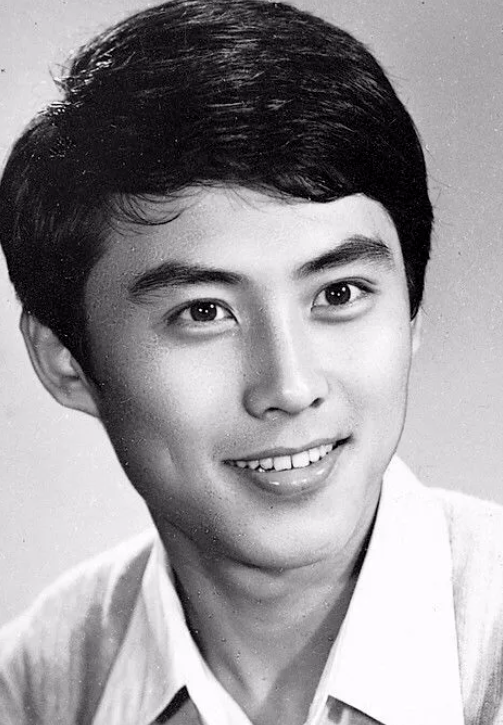 80年代的小鲜肉,李云龙果然是十里八乡有名的"大帅哥"_唐国强_红楼梦