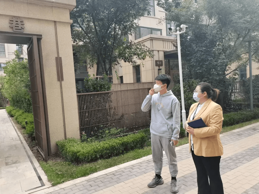 修爱萍终于开发出一套符合金先生要求的房源,并第一时间约他现场看房