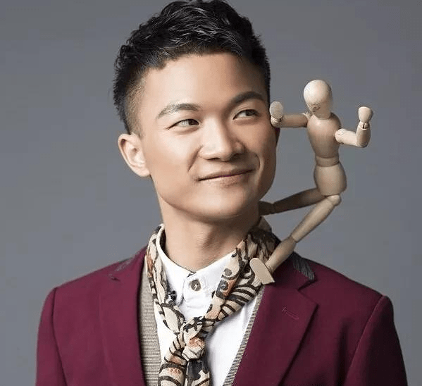 2016年周深大学毕业后,发布个人首支单曲《玫瑰与小鹿》成为了当年的