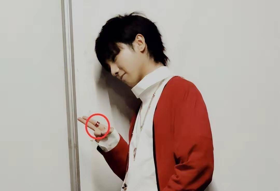 有网友发现张碧晨的手上戴着戒指,而这款戒指正是和华晨宇的情侣戒指