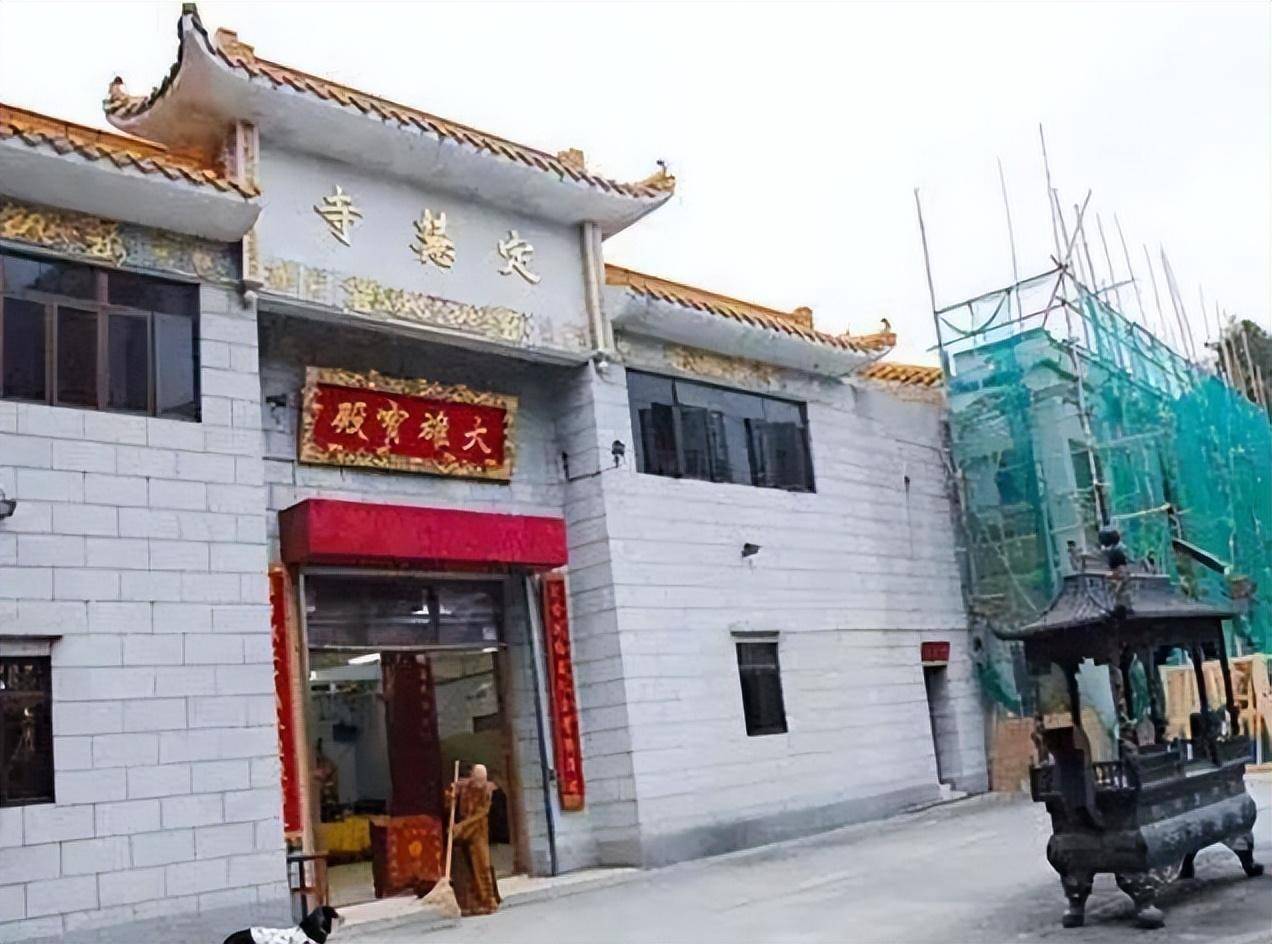 据各路义工介绍,释智定虽是定慧寺的住持,但她每天最多在庙里待两个