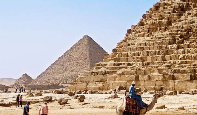 为什么不能乱爬金字塔，外国游客作死不听劝，爬上去瞬间后悔