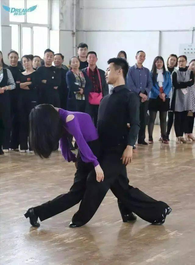 看看摩登舞动作技术 技 巧中的一些细节要领吧.