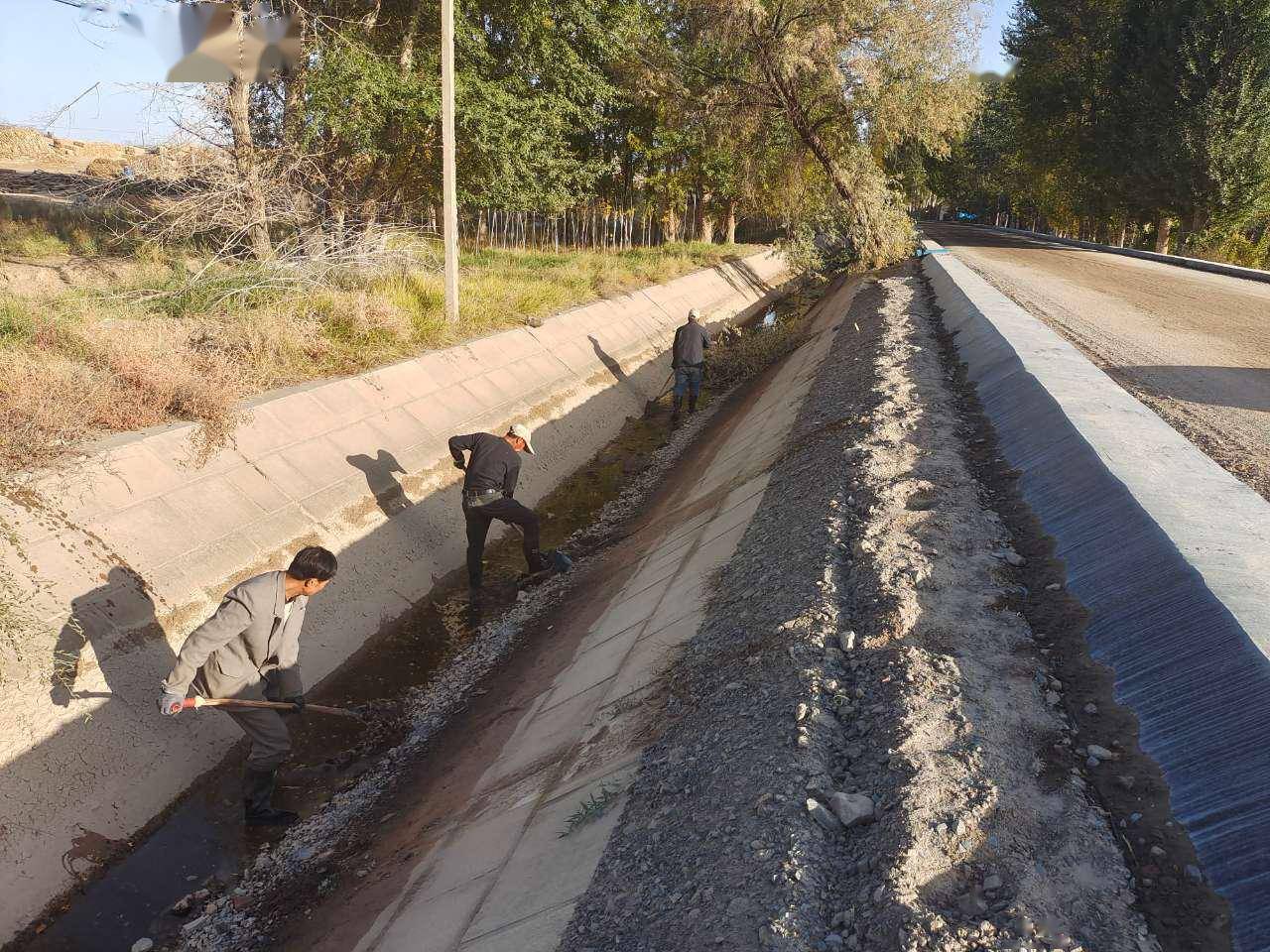 高台县六坝水管所清淤泥通沟渠 保障灌溉用水_渠道_进行_工作