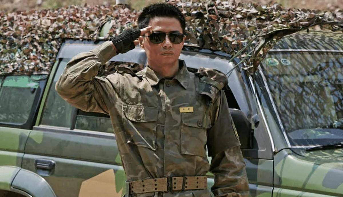 留着一头长发,敬礼都不会非要演军人?