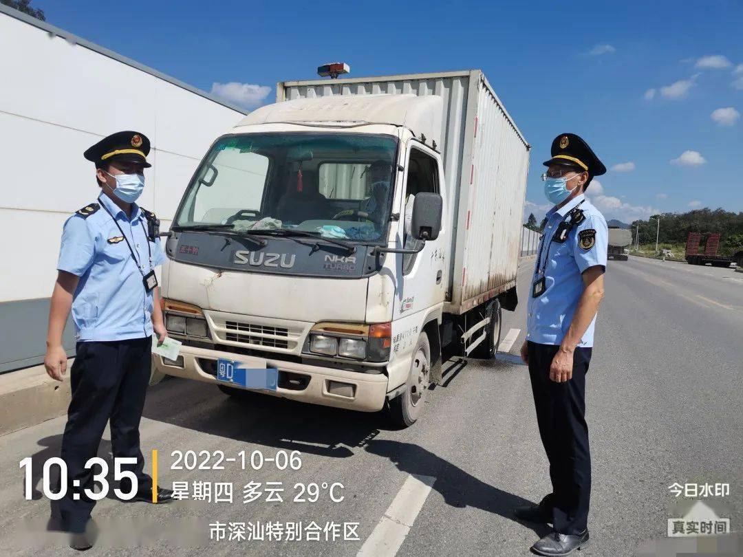 跑得了？“黑油车”路边加油被查，司机却偷偷溜走！最末……