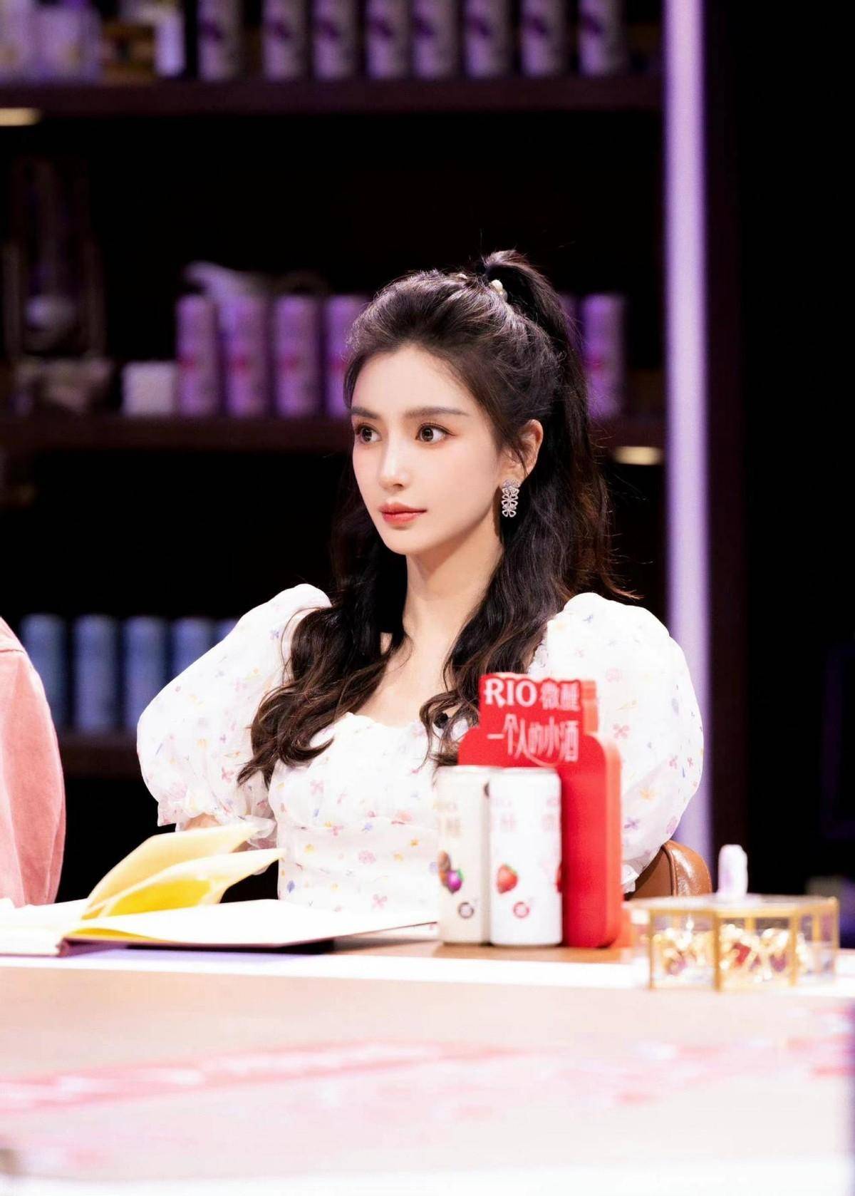 穿碎花泡泡袖录综艺美成小公主,离婚后状态更好_baby_造型_设计