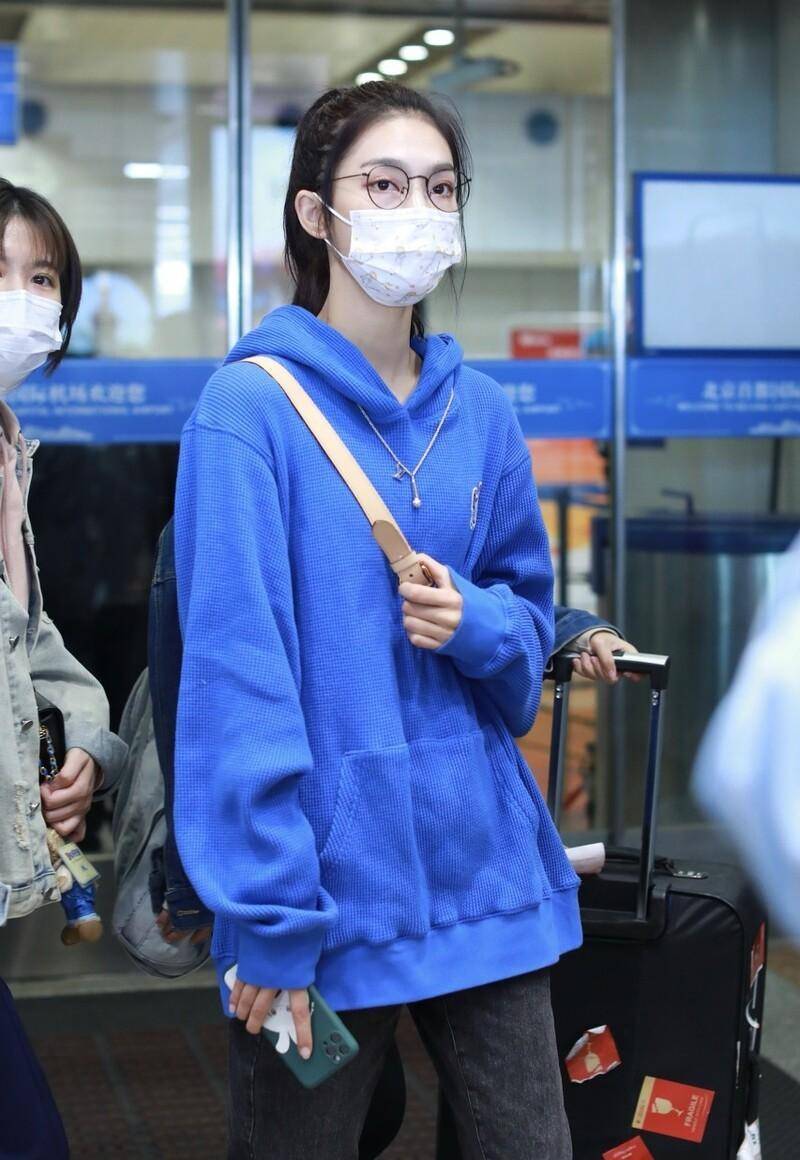 街拍:曾可妮穿蓝色卫衣配黑色牛仔裤搭小白鞋,尽显清纯阳光_机场_时尚