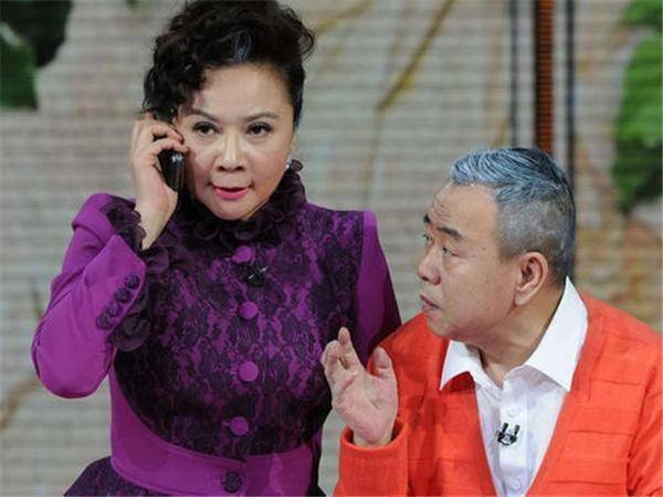 59岁蔡明被曝病倒送医,好友潘长江辟谣:蔡明好着呢_网友_照片_舞台