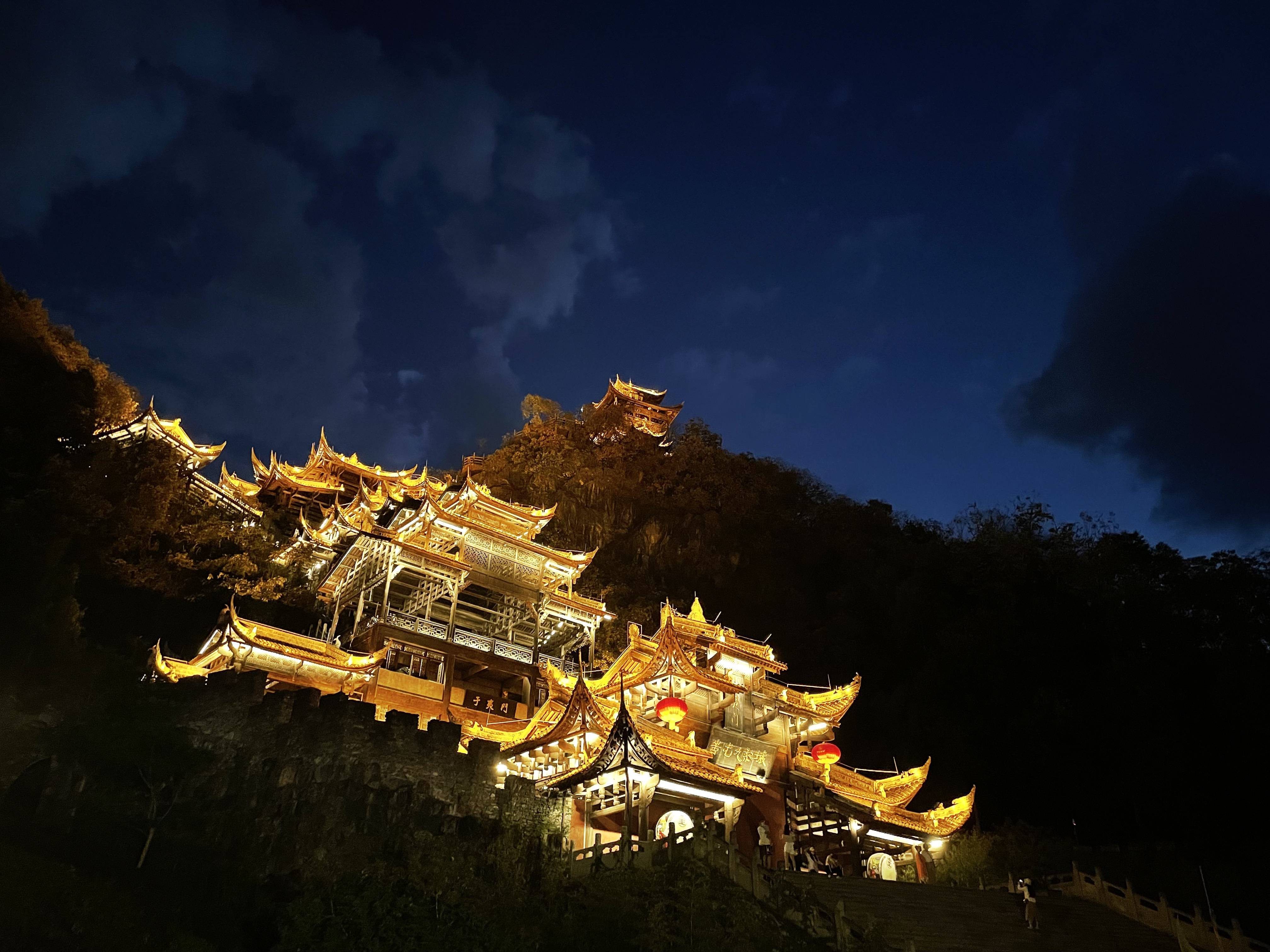 夜访蚩尤九黎城_建筑群_包括_女孩